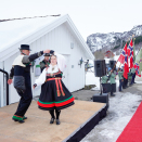Sigrid Jore og Knut Arne Rysstad dansa for Kronprinsparet da de kom til Bykle gamle kirke. Foto: Lise Åserud, NTB